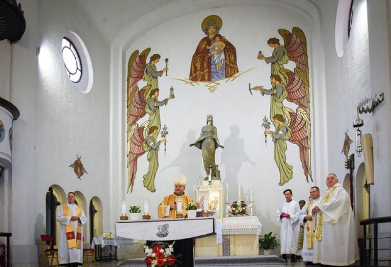 Komlo-Szent Borbála szobor_ujoltar_4.jpg